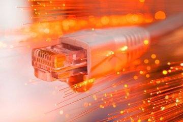 臺式電腦網線接口一直亮黃燈，是不是出問題了？